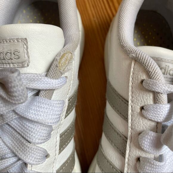 Adidas classic three stripe white silver sneaker SIZE 6 - Picture 3 of 7